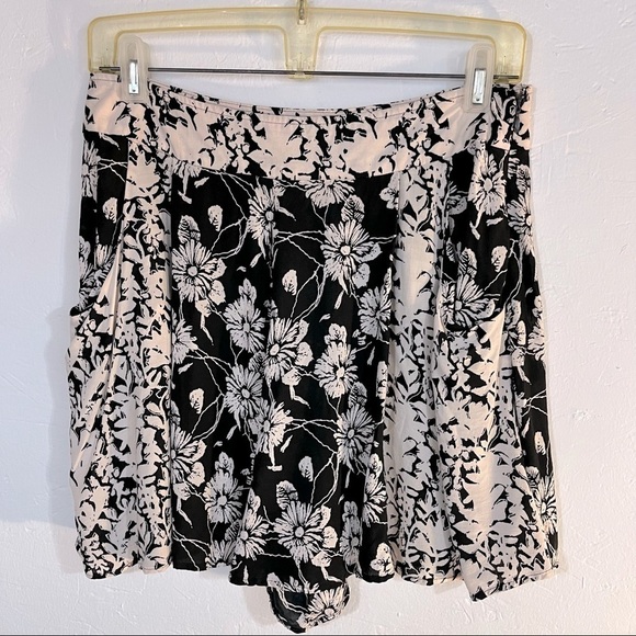 4 for $40 SALE! Free People Sheila Floral Print Shorts, Black/Blush, Size 10 - Picture 3 of 11